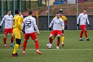 Fotbalisté FC Švihov (na archivním snímku hráči v bílých dresech) porazili v generálce na jarní část sezony Tatran Chodov jasně 5:2.