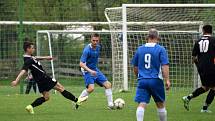 Fotbalisté TJ Měcholupy (na archivním snímku hráči z nedávného zápasu ve Štěnovicích - 2:1) porazili outsidera z Kasejovice 5:2.