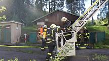 Simulovaný požár vypukl v 16 hodin ve 2. patře hotelu, ve kterém v tu dobu bylo několik osob, včetně dětí. Po několika minutách dorazila první hasičská vozidla, byly nataženy hadice a hasiči pronikli do hotelu v dýchacích maskách.