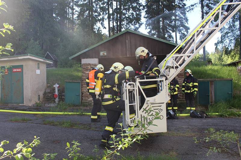 Simulovaný požár vypukl v 16 hodin ve 2. patře hotelu, ve kterém v tu dobu bylo několik osob, včetně dětí. Po několika minutách dorazila první hasičská vozidla, byly nataženy hadice a hasiči pronikli do hotelu v dýchacích maskách.