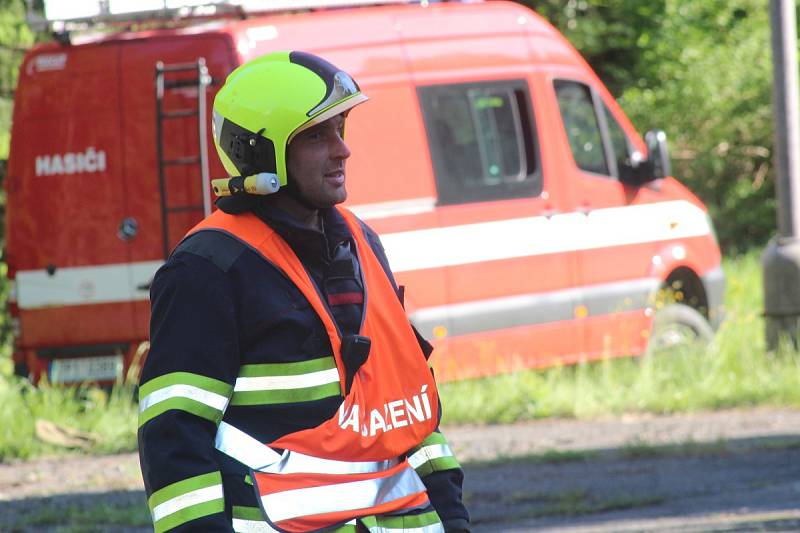 Simulovaný požár vypukl v 16 hodin ve 2. patře hotelu, ve kterém v tu dobu bylo několik osob, včetně dětí. Po několika minutách dorazila první hasičská vozidla, byly nataženy hadice a hasiči pronikli do hotelu v dýchacích maskách.