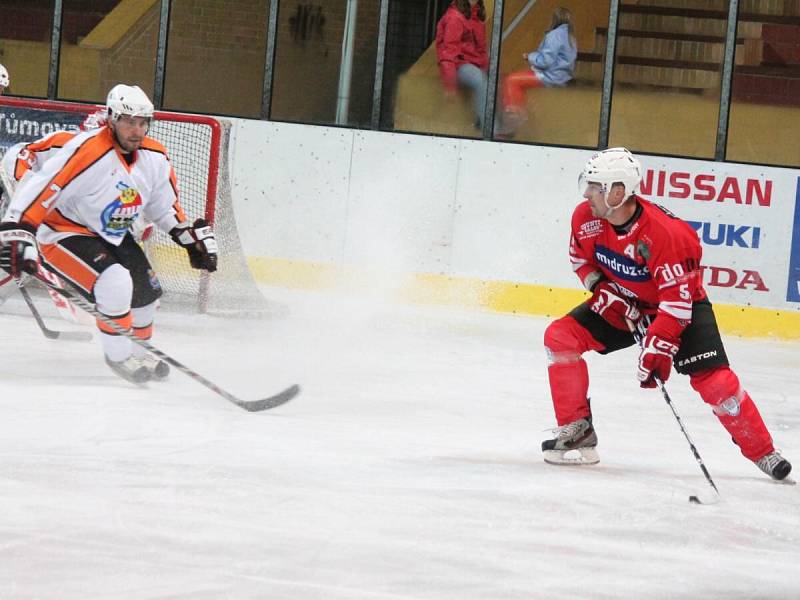 Hokejová příprava: HC Klatovy (v červených dresech) - Králův Dvůr 10:3.