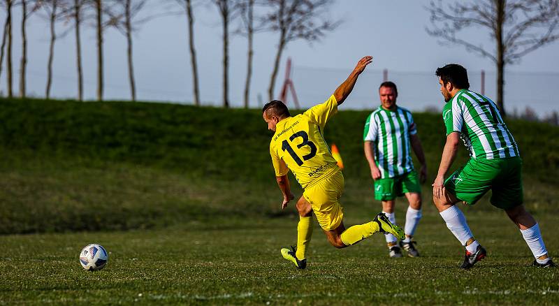 15. kolo III. třídy: FK Budětice 2012 (žlutí) - SK Velhartice 2:0.