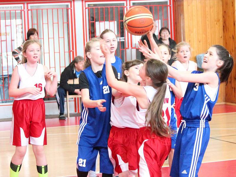 Nejmladší minižákyně U11 - kvalifikace o národní finále: BK Klatovy (bílé dresy) - BK Lokomotiva Karlovy Vary 58:14