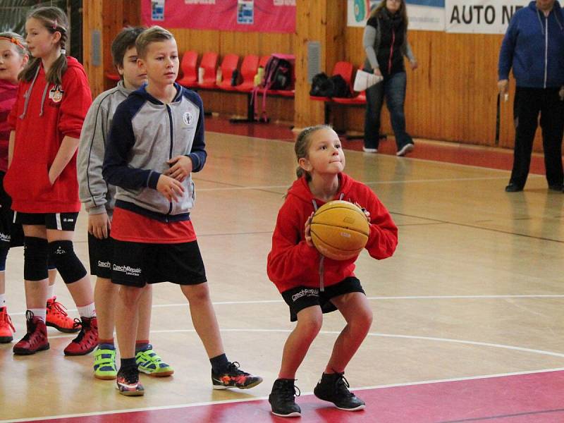 Junior NBA League 2016: Houston Rockets (ZŠ Klatovy, Plánická ul, červené dresy) - Dallas Mavericks (ZŠ Švihov) 24:27 