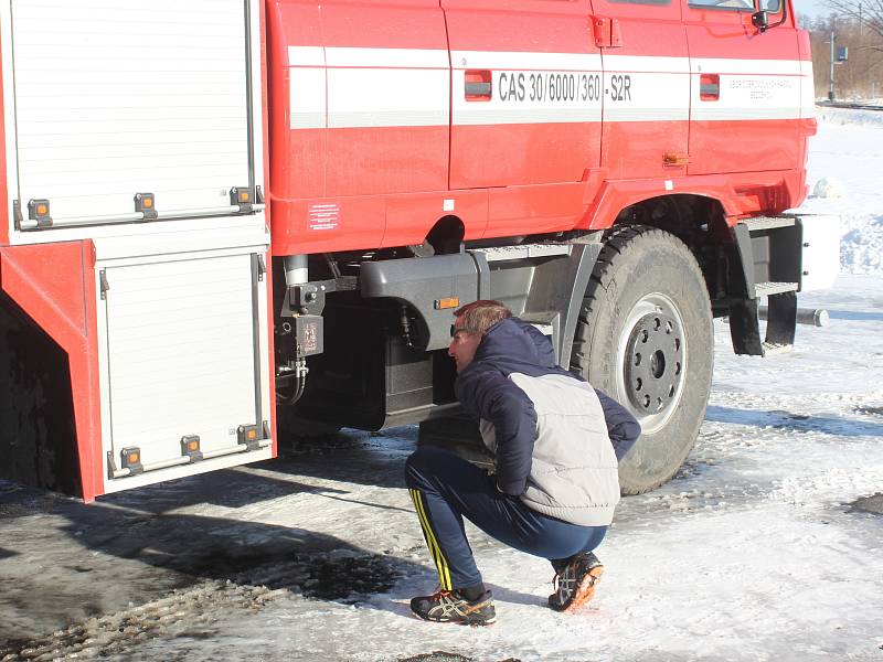 Přestavěnou Tatru 815 převzali bezděkovští hasiči.