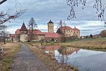 Jsme u hradu Švihov, kde je k vodnímu příkopu spuštěná zábrana.