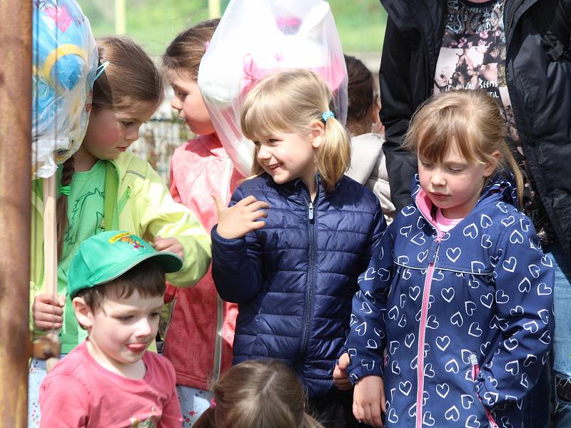 Děti ze školek v Kašperských Horách a v Grafenau společně vyzdobily stromy v parčíku naproti kašperskohorské základní škole.