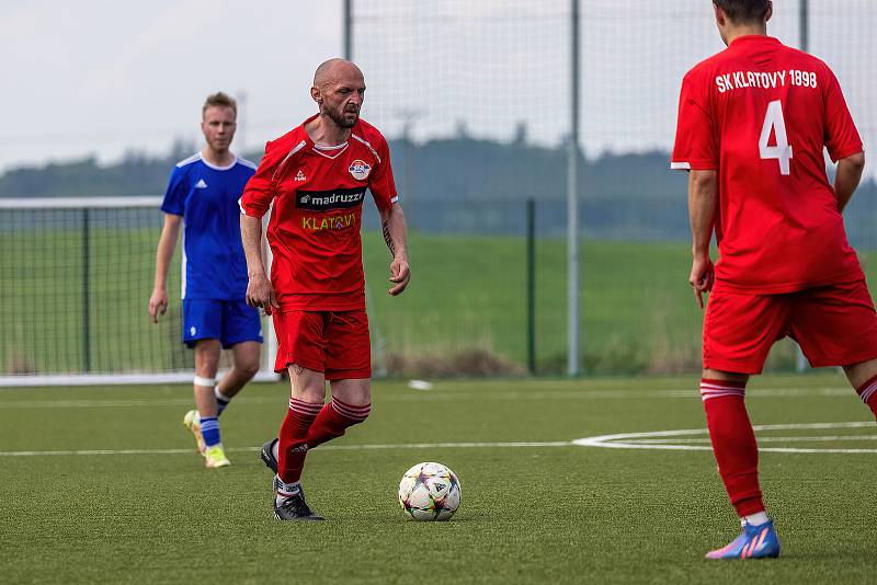 I. B třída, skupina B, 23. kolo: SK Klatovy 1898 B (na snímku fotbalisté v červených dresech) - SK Bolešiny (modří) 2:0.