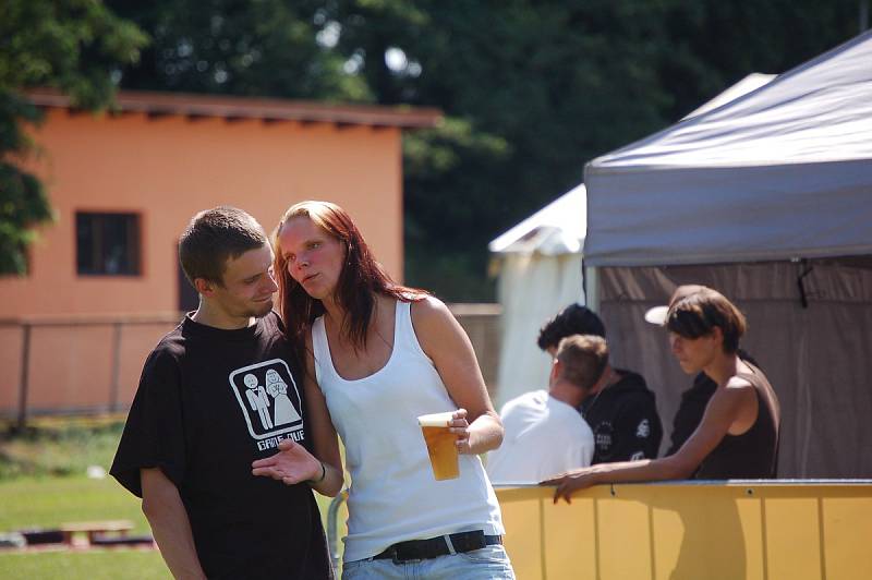 Slunce, pivo a rock. Tak vypadalo odpoledne v Klatovech na stadionu