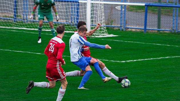 Na podzim fotbalisté FK Okula Nýrsko (modrobílé dresy) béčko Petřína (červení) porazili 1:0, ale v páteční odvetě na jeho hřišti prohráli jasně 0:3.