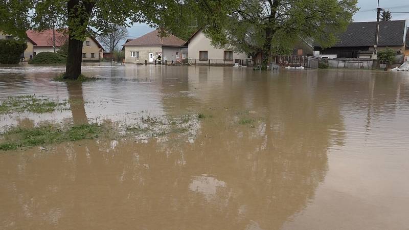 V neděli odpoledne se ve Spůli u Janovic nad Úhlavou vylil potok a zaplavil celou náves.