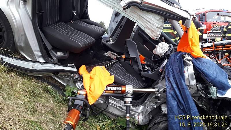 Vážná dopravní nehoda dvou sobních vozidel se stala v neděli večer mezi Klatovy a Ostřeticemi