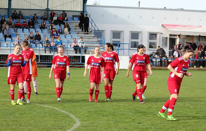 9. kolo divize žen, skupina C: SK Klatovy 1898 (na snímku fotbalistky v červených dresech) - TJ Jiskra Domažlice 1:1 (1:0).