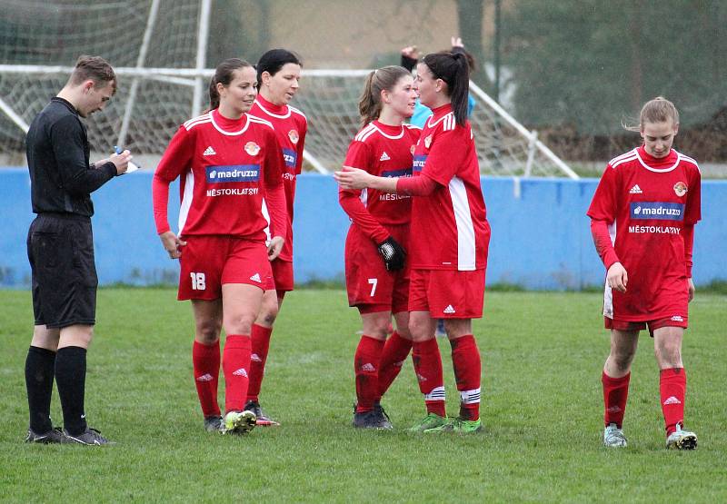 Česká divize žen, skupina C (10. kolo): SK Klatovy 1898 (na snímku fotbalistky v červených dresech) - TJ Calofrig Borovany 9:1 (3:1).