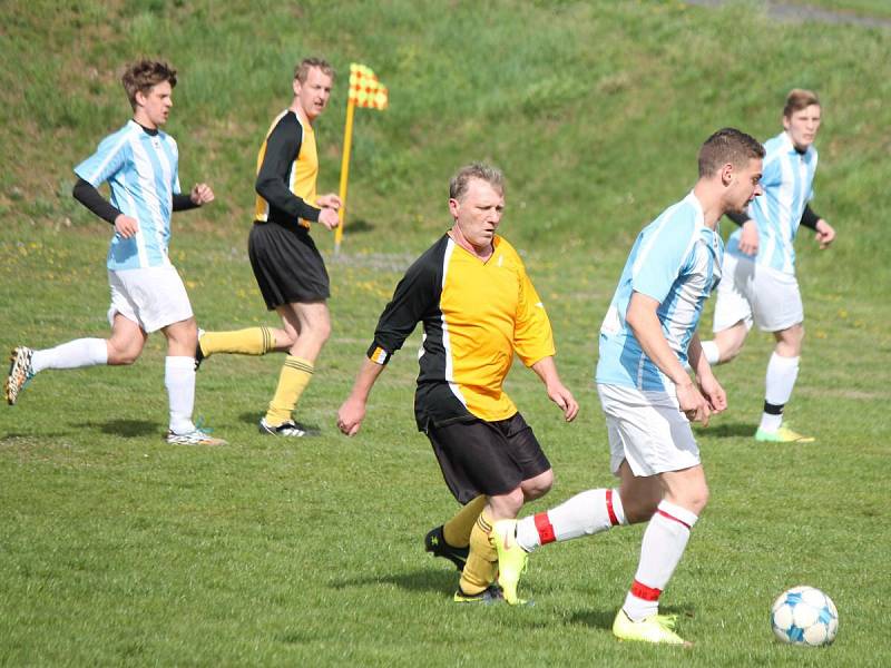 IV. třída skupina A: Nalžovské Hory (bílomodré dresy) - Spůle 1:0