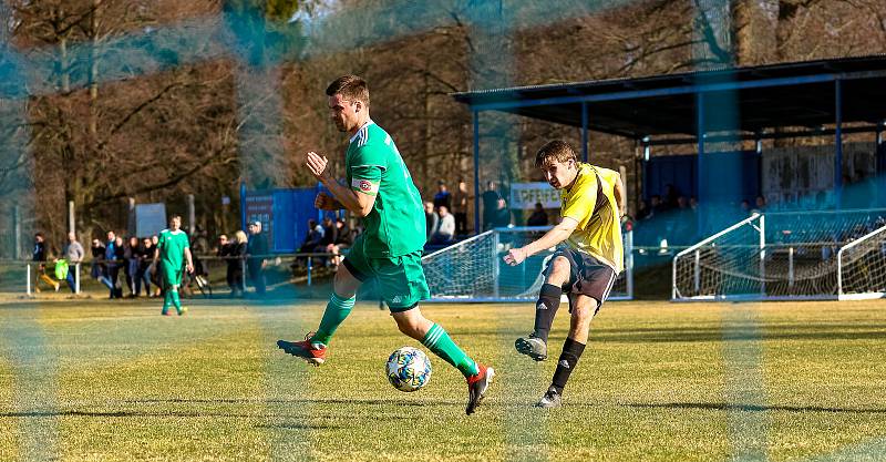 14. kolo I. B třídy: FK Horažďovice (žlutí) vs. Chanovice 3:2.