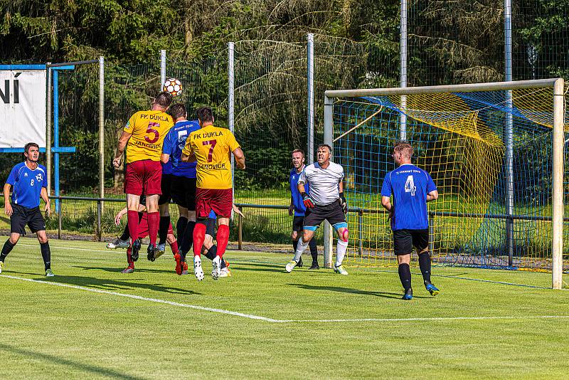 Zatímco úvodní utkání proti Chodskému Újezdu (modří) fotbalisté Janovic (žluté dresy) zvládli, odvetu už nikoliv. V příští sezoně si tak zahrají znovu jen okresní přebor.