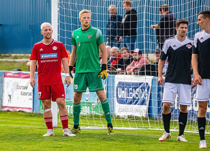 Fotbalisté SK Klatovy 1898 (na snímku hráči v červených dresech ze zápasu s Petřínem Plzeň) skolili jihočeský Lom 3:1.