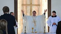 Bohoslužbu na podporu revitalizace zámku přímo na staveništi počátkem října celebroval plzeňský biskup Mons. Tomáš Holub.