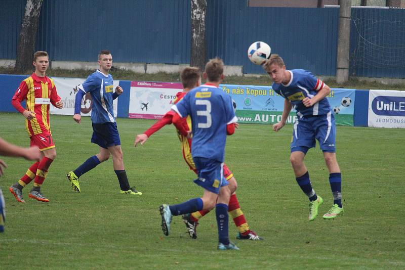 Klatovští dorostenci (na archivním snímku hráči v modrých dresech) porazili Strakonice. Devatenáctka uspěla 3:1, fotbalisté do 17 let dokonce 5:0.