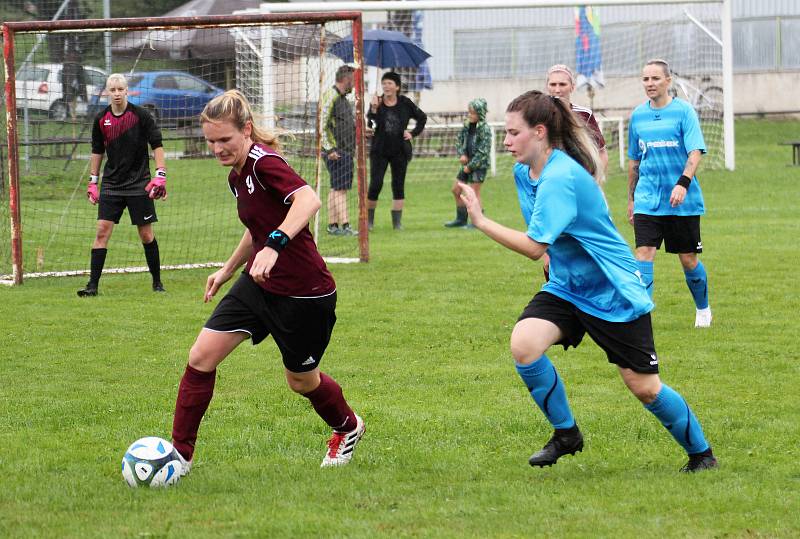 7. kolo letní DAFL: Topovky Řenče (na snímku fotbalistky v modrých dresech) - Andělky Chanovice 2:3 po pokutových kopech.