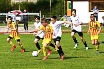 Česká divize žáků U13, skupina A, 21. kolo: FK Junior Strakonice - SK Petřín Plzeň (na snímku fotbalisté v bílých dresech) 4:9.