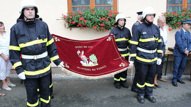 Chudenínští hasiči nechali požehnat nový prapor