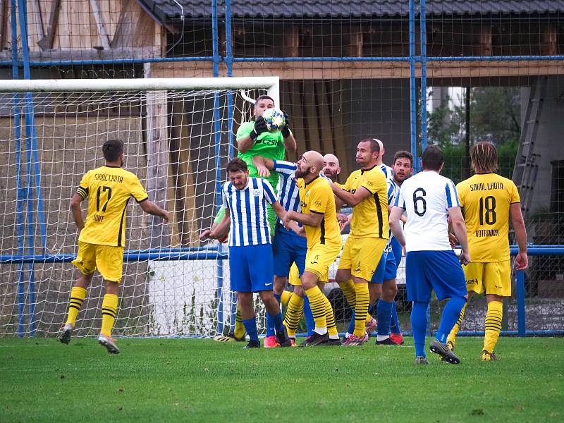 5. kolo krajského přeboru mužů: FK Okula Nýrsko (na snímku fotbalisté v modro-bílých dresech) - TJ Sokol Lhota 0:1.