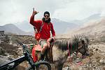 Cyklisté sjížděli hory v Nepálu.