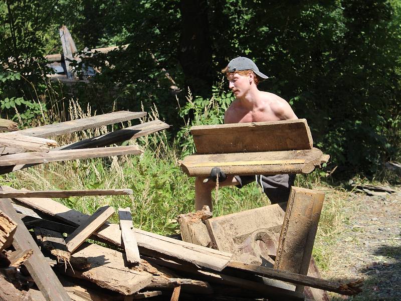 Dobrovolníci z různých zemí pomáhají ve Veselí na Klatovsku zachránit chátrající zámek.