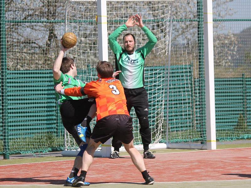 Národní házená, II. liga: Vřeskovice (v oranžovém) - Kyšice 15:22.