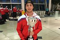 MS v hokejbalu U18 v kanadském St. John's: stříbrná medaile Nicholase Kaňáka.