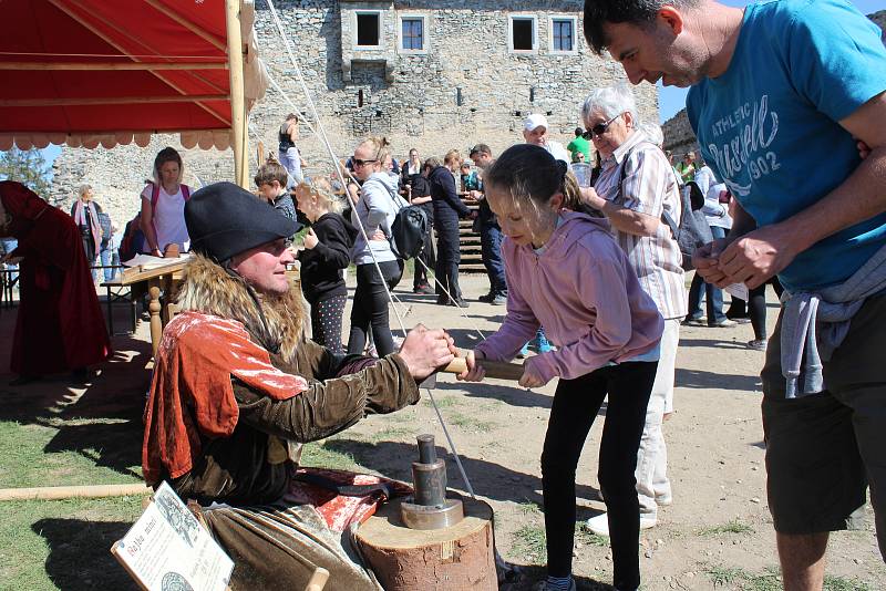 Slunečné počasí přilákalo o velikonočním víkendu na hrad Kašperk velké množství návštěvníků.