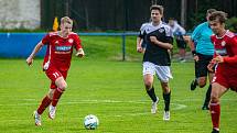 Fotbalisté SK Klatovy 1898 (na snímku hráči v červených dresech ze zápasu s Petřínem Plzeň) skolili jihočeský Lom 3:1.