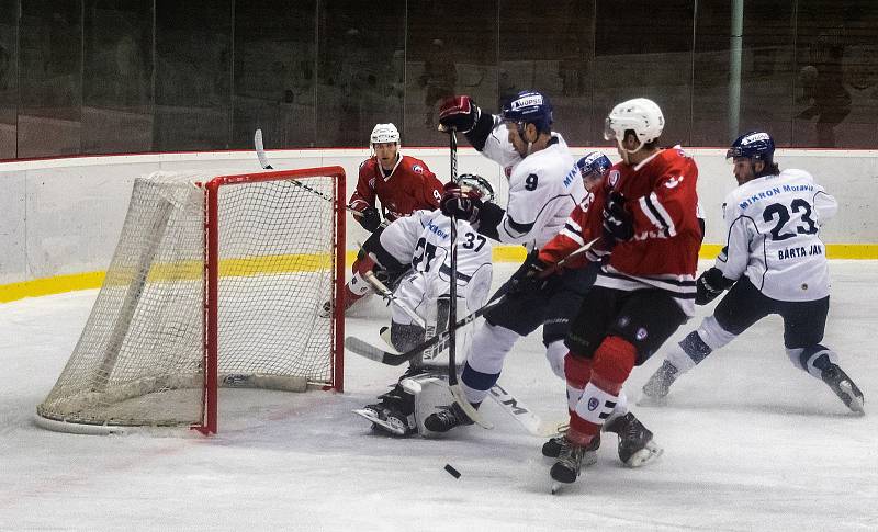 Hokejisté Klatov (v červeném) vyhráli v Táboře 6:4.
