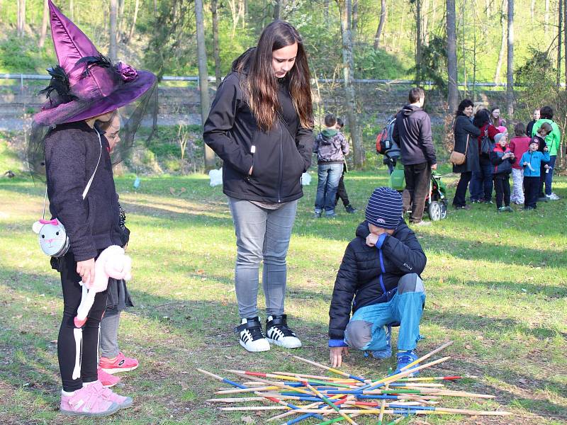 Studenti sušického gymnázia uspořádali na Santosu 21. ročník letu ježibab.