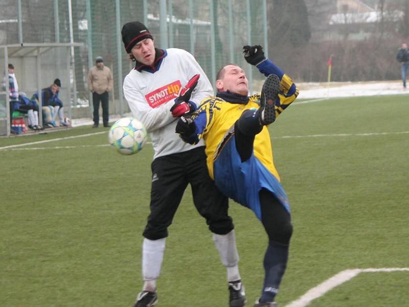 Zimní turnaj mužů v Sušici: Sušice (ve žlutém) - Horažďovice 1:1.