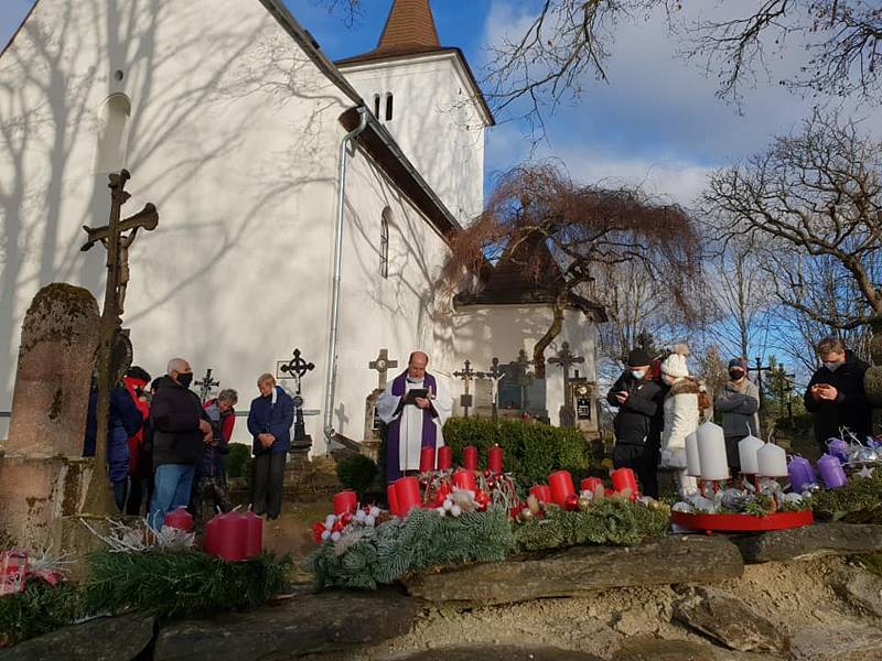 Žehnání adventních věnců na Mouřenci a předání jednoho z nich na hranicích.