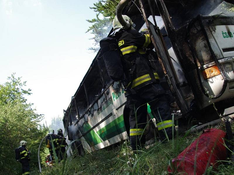 Požár autobusu u Hojsovy Stráže