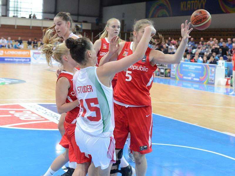 České reprezentantky podlehly v neděli na MS do 17 let Maďarkám v prodloužení 85:88.