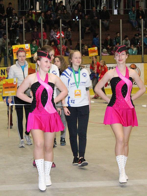 Slavnostní zahájení mezinárodního mládežnického basketbalového turnaje Easter Cup v Klatovech. Účastní se ho bezmála osm desítek týmů z několika zemí.