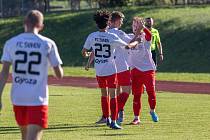Fotbalisté Švihova (na archivním snímku hráči v bílých dresech) porazili v 8. kole krajské I. B třídy domácí Losinou vysoko 6:1.