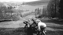 1991- každoroční jarní rolování hmoty. Foto: Archiv lyžařského oddílu