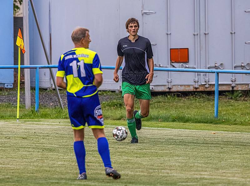 Fotbalisté SK Kovodružstvo Strážov B (na archivním snímku hráči v tmavých dresech) zvítězili 5:0. Tři body slaví také borci z Neznašov (modří).