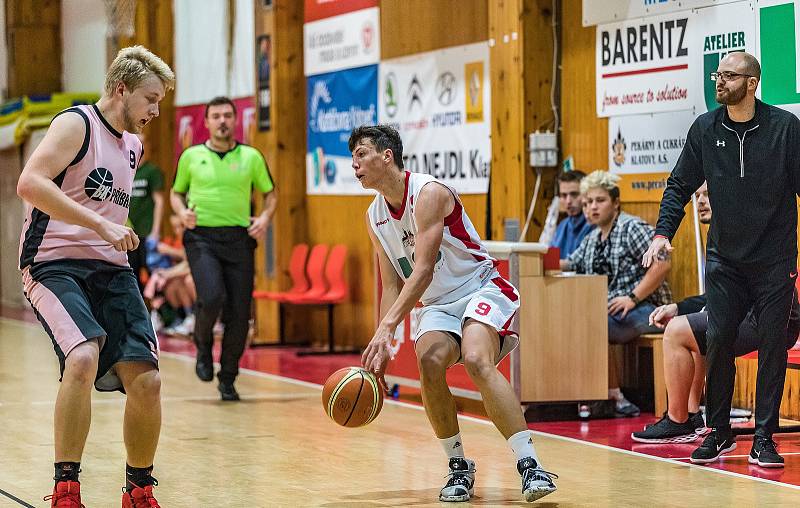 Basketbalisté BK Klatovy (na archivním snímku hráči v bílých dresech) začínají ve druhé lize doma se Sokolem Kbely a radotínskými Vlky.