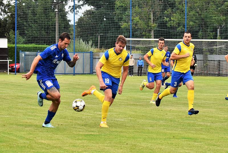 3. kolo FORTUNA divize A: SK Otava Katovice - SK SENCO Doubravka (na snímku fotbalisté ve žlutých dresech) 1:0 (0:0).