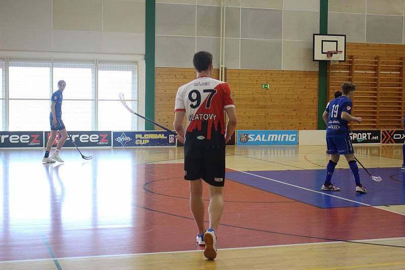 Florbaloví junioři Sport Clubu Klatovy (na snímku hráči v červenobílých dresech proti Rokycanům a černých dresech proti Slavii) získali tři body.