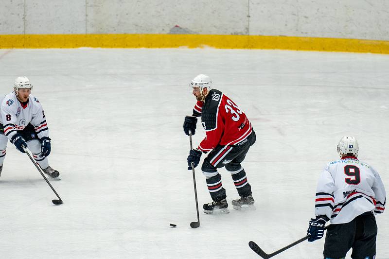 Hokejisté SHC Klatovy (na snímku hráči v bílých dresech ze středečního utkání v Chomutově) prohráli i v sobotu na ledě Benátek nad Jizerou (1:2).