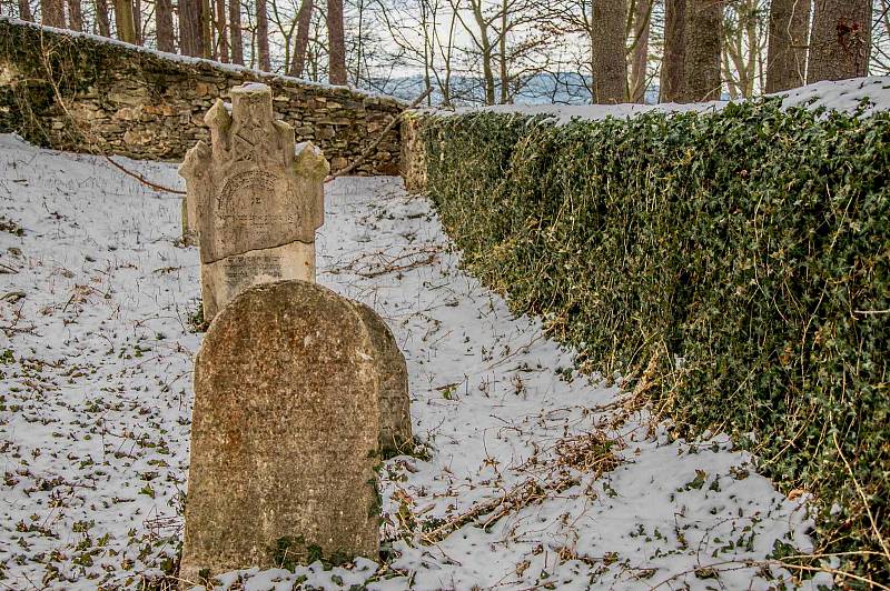 Podle některých pramenů je strážovský židovský hřbitov údajně jedním z nejstarších v Čechách.